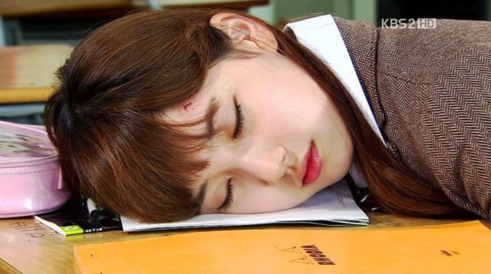 [punand capul pe perna si adormi pe loc]:....