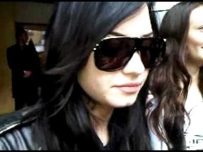 Demi Lovato; Din pacate Demi si Selena s-au certat in aceasta poza este Demi singura si se vede ca ii duce dorul celei mai bune prietene! Trist , speram ca se vor impaca!!
