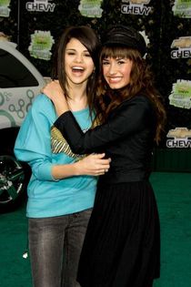 Selena Gomez si Demi Lovato; Uraaa, Demi si Selna s-au impacat din nou! Zambetele lor formeaza un corcubeu ! Dragutzele de ele ,parca sunt surori!!
