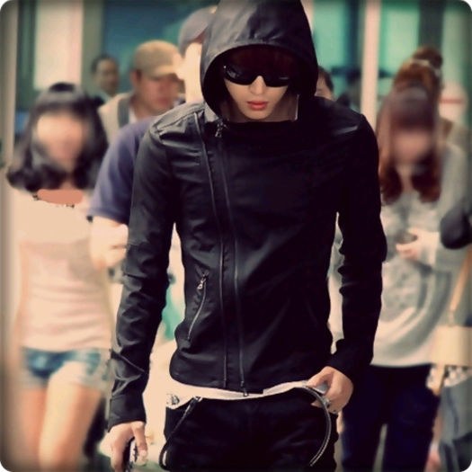 @. ..Pfoai.. Onew face pe gelosul. :)) ..Eu v`am lasat. Byes. [pleaca] .. - l - x - Episodul 35 - x - l