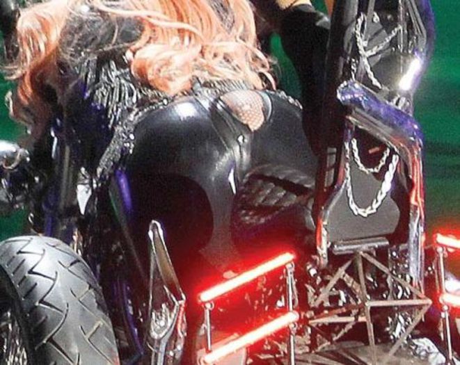 Lady Gaga; In aceasta poze Diva sta pe o motocicleta! Oare si-a dat seama , dar nui nimic fanii inca o iubesc!!
