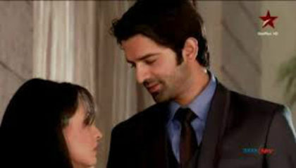 (Arnav se pregatea pt birou,cand Khushi ii aparu in cale)Arnav,vin-o sa o cunosti pe... - Ep2-Am aflat