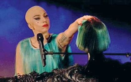 Lady Gaga - Lady Gaga a aparut cheala la un show TV