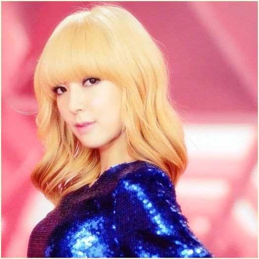 + Oke...:P |se pune pe canapea|