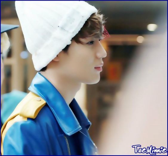 x. ..:|..*o dă de pe el;se ridică* Nu vorbesc cu alea ca tine..:|.