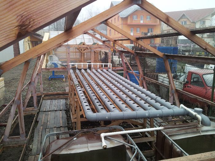 acesta este un sistem acvaponic montat in solar Mitek