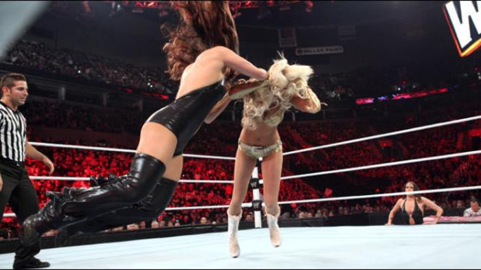 RAW_979_Photo_046 - Kelly Kelly vs Nikki Bella