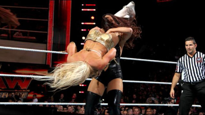 RAW_979_Photo_048 - Kelly Kelly vs Nikki Bella