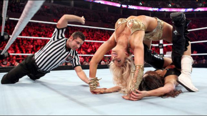 RAW_979_Photo_050 - Kelly Kelly vs Nikki Bella