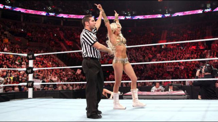 RAW_979_Photo_052 - Kelly Kelly vs Nikki Bella