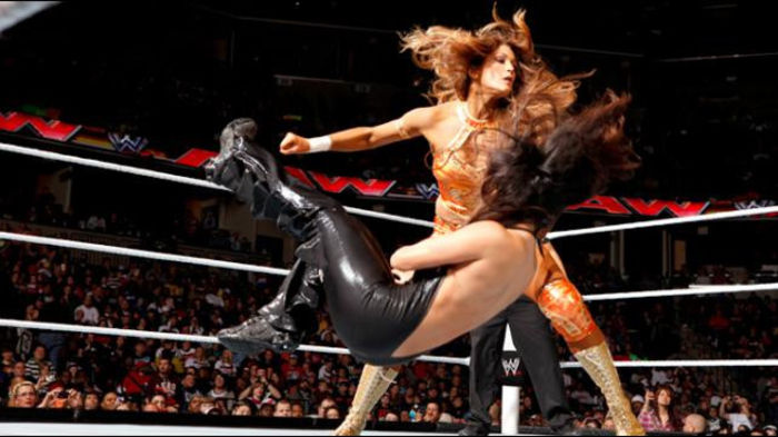 RAW_971_Photo_087 - Kelly Kelly and Eve vs The Bella Twins