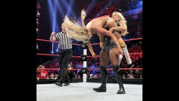 TLC11_Photo_102 - Kelly Kelly vs Beth Phoenix 2