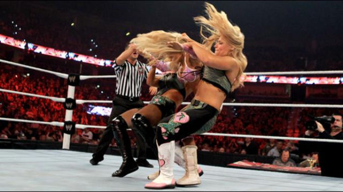 RAW_967_Photo_056 - Kelly Kelly and Eve vs Beth Phoenix and Natalya