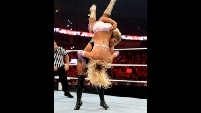 RAW_967_Photo_059 - Kelly Kelly and Eve vs Beth Phoenix and Natalya