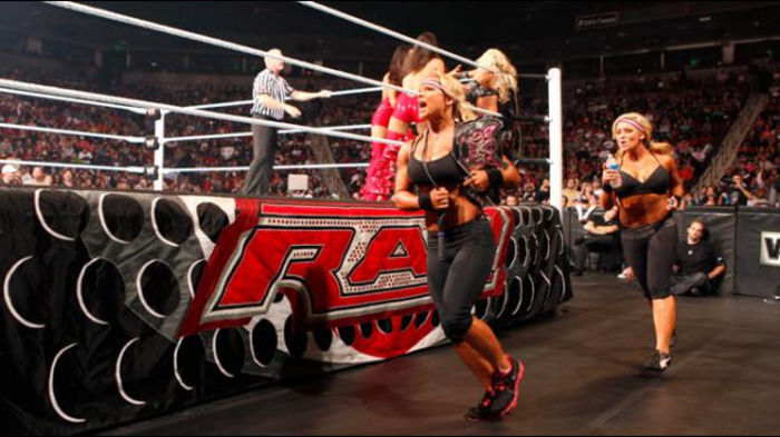 RAW_966_Photo_046 - Kelly Kelly and Alicia Fox vs The Bella Twins 2