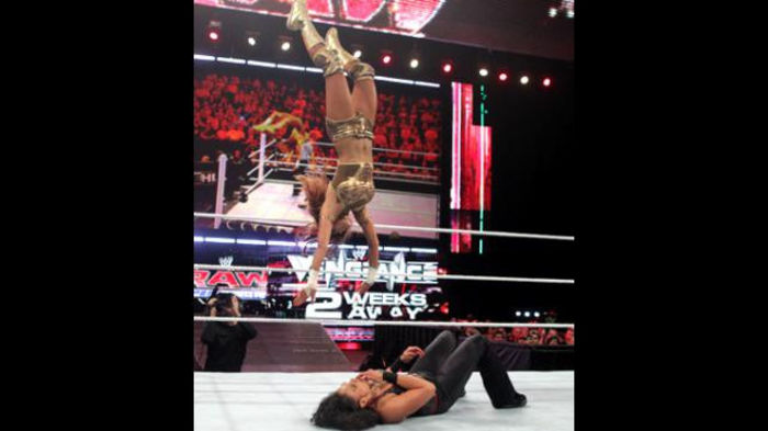 RAW_959_Photo_098 - Kelly Kelly and Eve vs Tamina and Rosa Mendes
