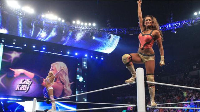 RAW_958_Photo_062 - Kelly Kelly and Eve vs Beth Phoenix and Natalya 2