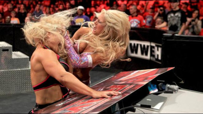 RAW_958_Photo_066 - Kelly Kelly and Eve vs Beth Phoenix and Natalya 2