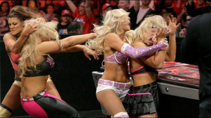 RAW_958_Photo_068 - Kelly Kelly and Eve vs Beth Phoenix and Natalya 2