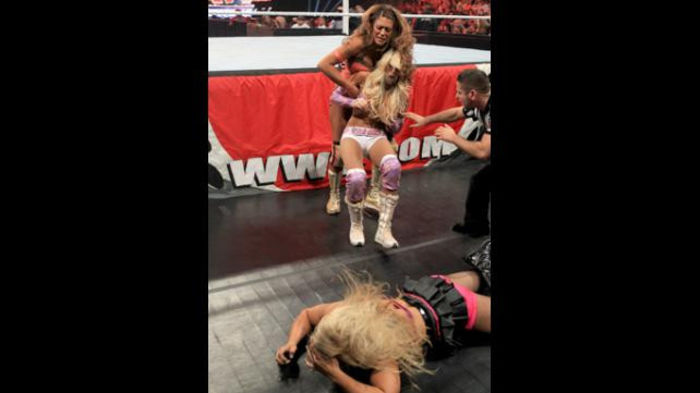 RAW_958_Photo_075 - Kelly Kelly and Eve vs Beth Phoenix and Natalya 2