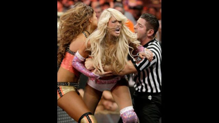 RAW_958_Photo_077 - Kelly Kelly and Eve vs Beth Phoenix and Natalya 2