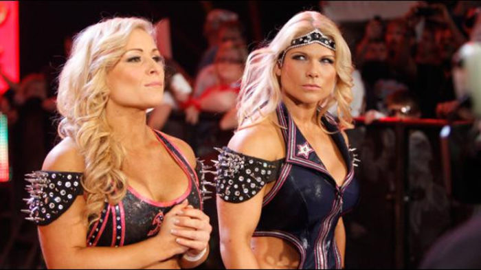 RAW_957_Photo_042 - Kelly Kelly and Eve vs Beth Phoenix and Natalya 3