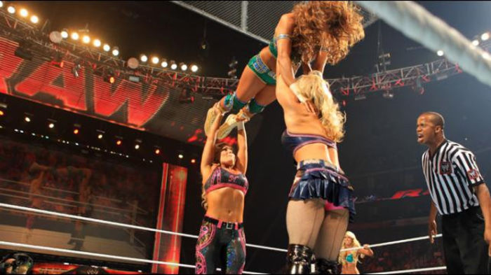 RAW_957_Photo_046 - Kelly Kelly and Eve vs Beth Phoenix and Natalya 3