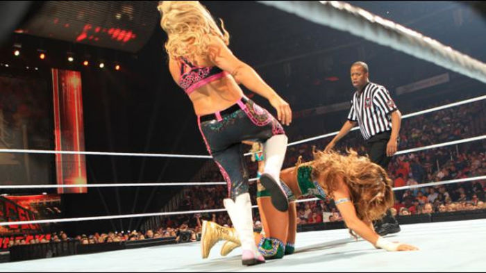 RAW_957_Photo_050 - Kelly Kelly and Eve vs Beth Phoenix and Natalya 3