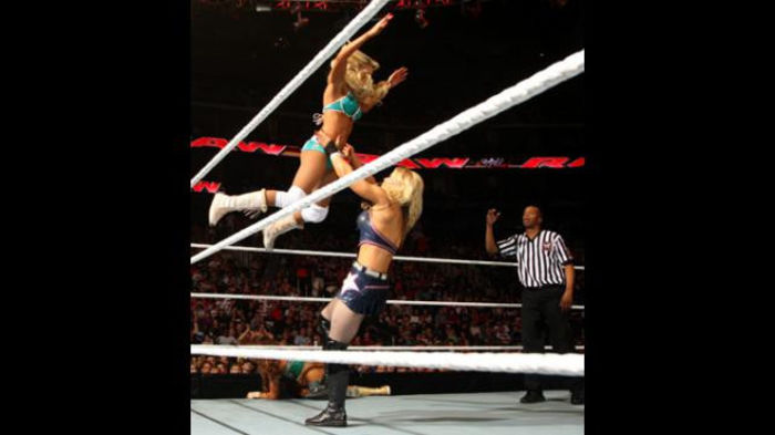RAW_957_Photo_051 - Kelly Kelly and Eve vs Beth Phoenix and Natalya 3