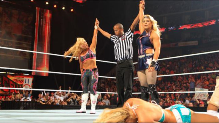 RAW_957_Photo_057 - Kelly Kelly and Eve vs Beth Phoenix and Natalya 3