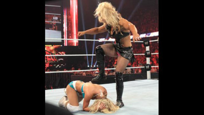 RAW_956_Photo_111 - Kelly Kelly and Eve vs Beth Phoenix and Natalya 4