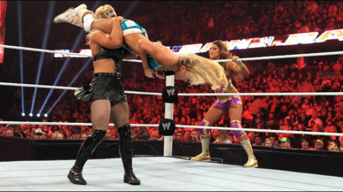 RAW_956_Photo_112 - Kelly Kelly and Eve vs Beth Phoenix and Natalya 4