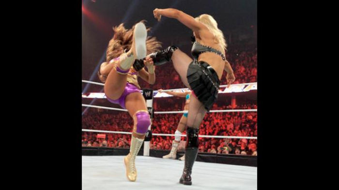 RAW_956_Photo_116 - Kelly Kelly and Eve vs Beth Phoenix and Natalya 4