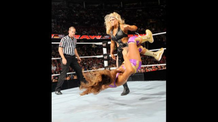 RAW_956_Photo_117 - Kelly Kelly and Eve vs Beth Phoenix and Natalya 4