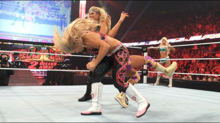 RAW_956_Photo_119 - Kelly Kelly and Eve vs Beth Phoenix and Natalya 4