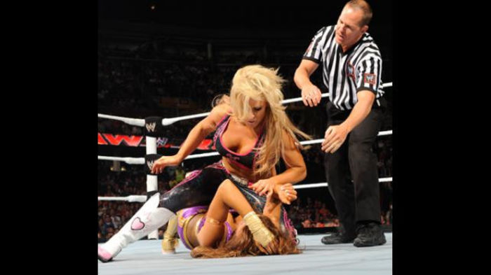RAW_956_Photo_120 - Kelly Kelly and Eve vs Beth Phoenix and Natalya 4