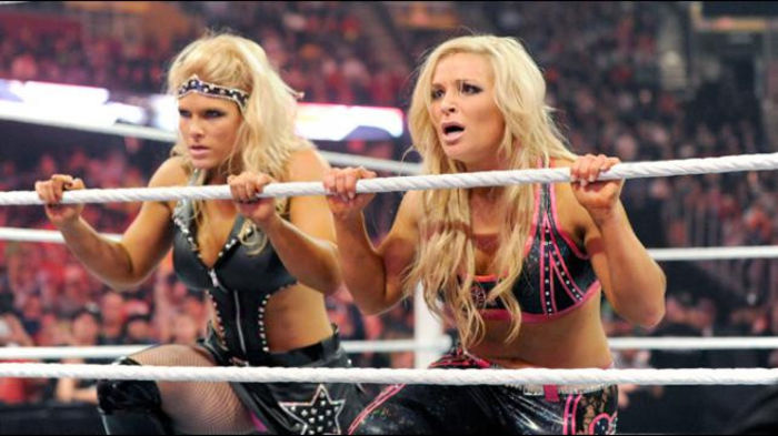 RAW_956_Photo_124 - Kelly Kelly and Eve vs Beth Phoenix and Natalya 4
