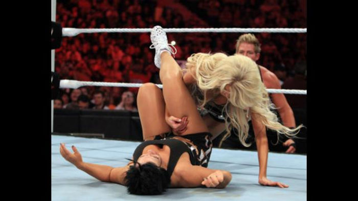 RAW_955_Photo_119 - Kelly Kelly vs Vickie Guerrero