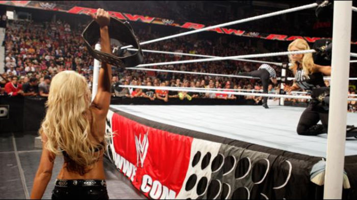 RAW_955_Photo_121 - Kelly Kelly vs Vickie Guerrero