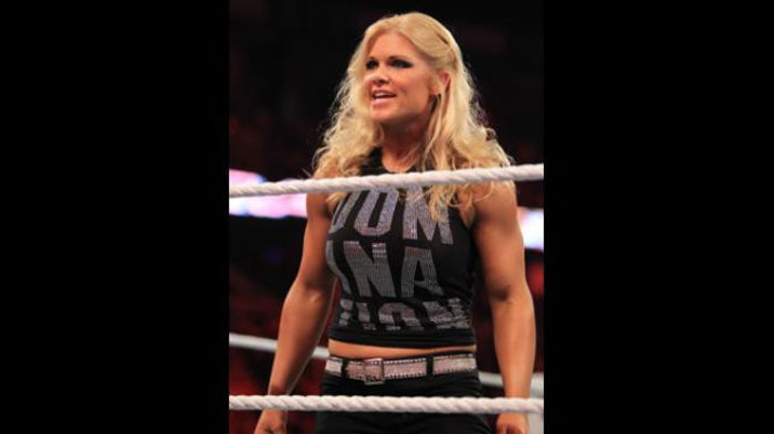RAW_955_Photo_124 - Kelly Kelly vs Vickie Guerrero