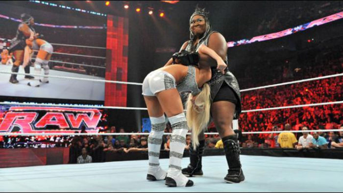 RAW_936_Photo_051 - Kelly Kelly vs Maryse