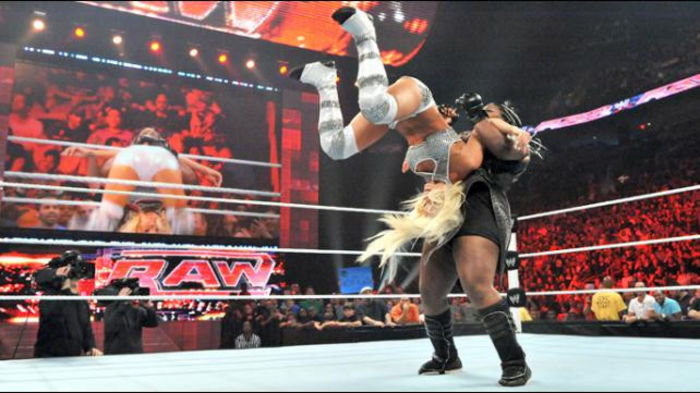 RAW_936_Photo_052 - Kelly Kelly vs Maryse