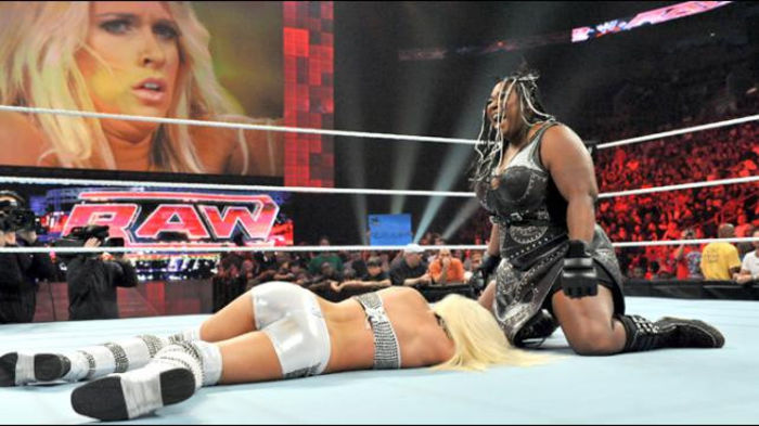 RAW_936_Photo_056 - Kelly Kelly vs Maryse