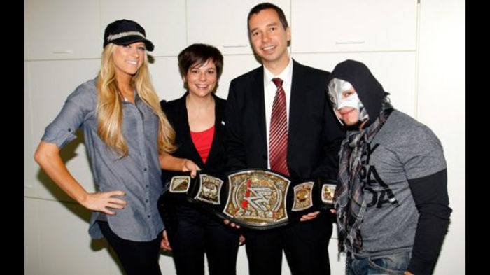 16327934 - Kelly Kelly and Rey Mysterio meet WrestleMania Reading Challenge participants in Cologne Germany