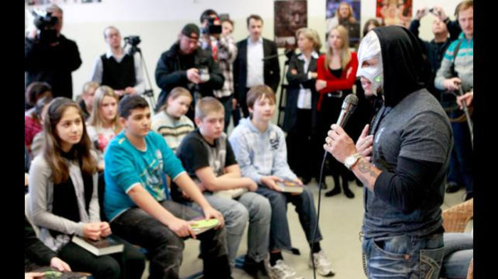 16328006 - Kelly Kelly and Rey Mysterio meet WrestleMania Reading Challenge participants in Cologne Germany