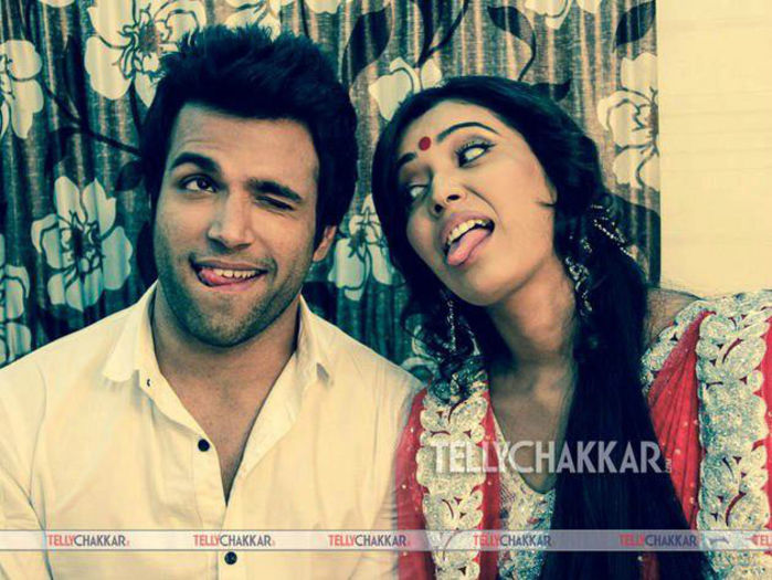 285605_488475714546884_640394187_n - Asha Negi si Rithvik Dhanjani poze COOL