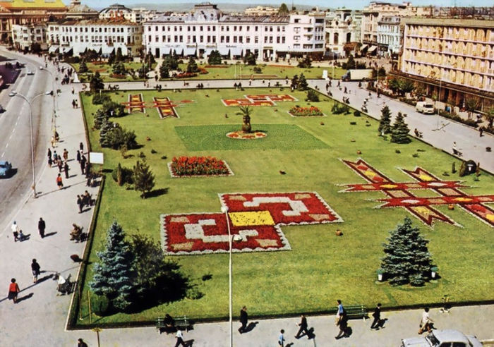 575971_616058931757121_1044143347_n