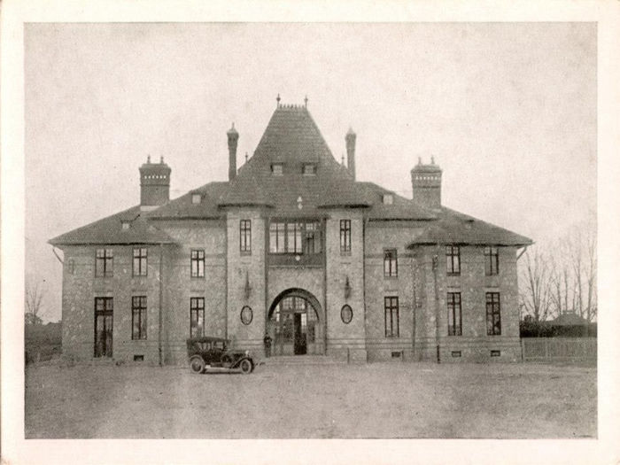 Automobil in piata garii Ploiesti Nord - imagine de pe o carte postala realizata in perioada interbe