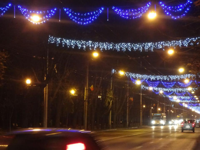 Bulevardul Independentei scaldat in lumini de sarbatoare