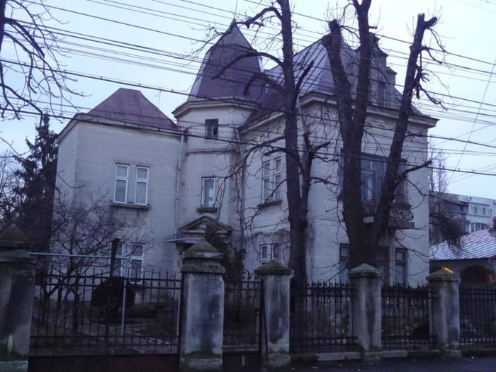 Casa bantuita pe strada Traian Vuia